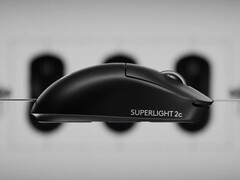 Logitech G Pro X Superlight 2c compacte gamingmuis vanaf de zijkant. (Afbeeldingsbron: Logitech)