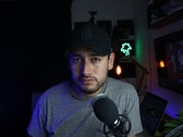 Een contentmaker in een thuisstudio met microfoon en camera, ter illustratie van het YouTube-partnerprogramma