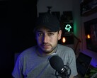 Een contentmaker in een thuisstudio met microfoon en camera, ter illustratie van het YouTube-partnerprogramma