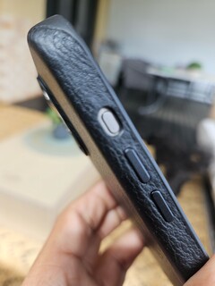 Een Bellroy hoesje dat ogenschijnlijk is gemaakt voor de iPhone 15 Pro Max is niet ontworpen voor de nieuwe actieknop. (Bron: Notebookcheck)