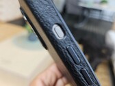 Een Bellroy hoesje dat ogenschijnlijk is gemaakt voor de iPhone 15 Pro Max is niet ontworpen voor de nieuwe actieknop. (Bron: Notebookcheck)