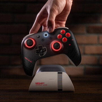 De 8BitDo Ultimate 2 Bluetooth - NES 40th Limited Edition heeft een aangepaste verflaag met belangrijke data erop gedrukt. (Afbeeldingsbron: 8BitDo)