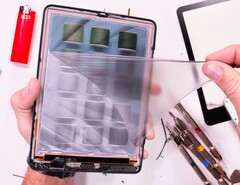 Het Kindle Colorsoft-display heeft een vrij zacht plastic oppervlak (Afbeelding bron: JerryRigEverything)