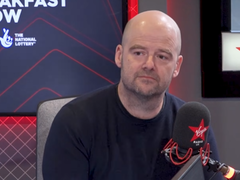 Een screengrab van Dan Houser bij Chris Evans Ontbijt Show (afbeeldingsbron: Virgin Radio UK YT)