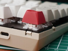 Plastic clips houden de Keychron C1 Pro 8K bij elkaar, maar het is gemakkelijk te demonteren zonder gereedschap. 