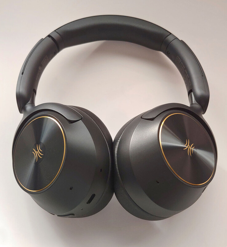 Een ruisonderdrukkende microfoon bevindt zich op elke oorschelp, en een oproepmicrofoon bevindt zich bij de USB-C poort. (Afbeeldingsbron: Notebookcheck)