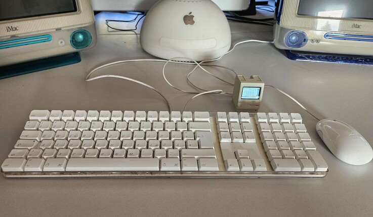 De Pico Mac Nano met Apple toetsenbord en muis.