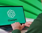 Een persoon die op een laptop typt, met het ChatGPT-logo op het scherm