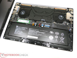 De 60 Wh batterij in de Mi Notebook Pro i5 houdt het een volle werkdag uit.