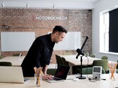Onze auteur in een fictief Notebookcheck-kantoor (bron: gegenereerd door Vidu.com)