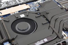 De grote ~65 mm ventilatoren en lange heat pipes dragen bij aan het relatief lage geluid en de relatief lage temperaturen van de Omen 17 (Afbeelding bron: Notebookcheck)