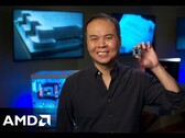 AMD SVP en GM Jack Huynh houdt een Ryzen gaming CPU omhoog.