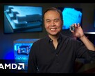 AMD SVP en GM Jack Huynh houdt een Ryzen gaming CPU omhoog.
