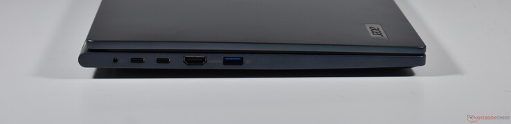 links: oplaadpoort, 2x USB4, HDMI, USB A 3.2 Gen 1