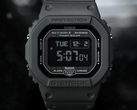 Een close-up van het display van de Casio G-Shock GW-BX5600-1A1, afgebeeld tegen een donkere achtergrond.