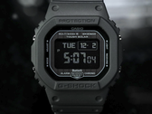 Een close-up van het display van de Casio G-Shock GW-BX5600-1A1, afgebeeld tegen een donkere achtergrond.