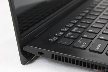 Het deksel tilt de basis op onder een veel grotere hoek dan bij de meeste andere laptops
