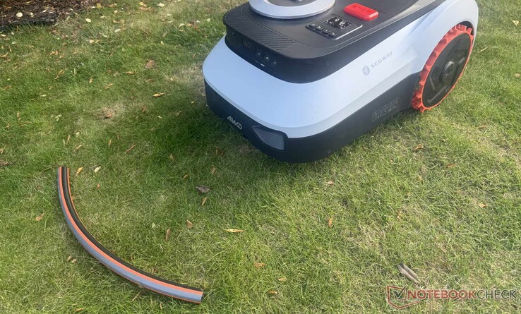 De Navimow i2 LiDAR Pro heeft het stuk tuinslang tijdens het testen betrouwbaar gedetecteerd.