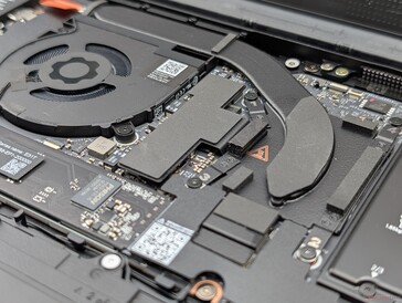 De kleine koeloplossing heeft ons een beetje bezorgd gemaakt over het geluid van de ventilator, wat een knelpunt was op de originele Laptop 13.5
