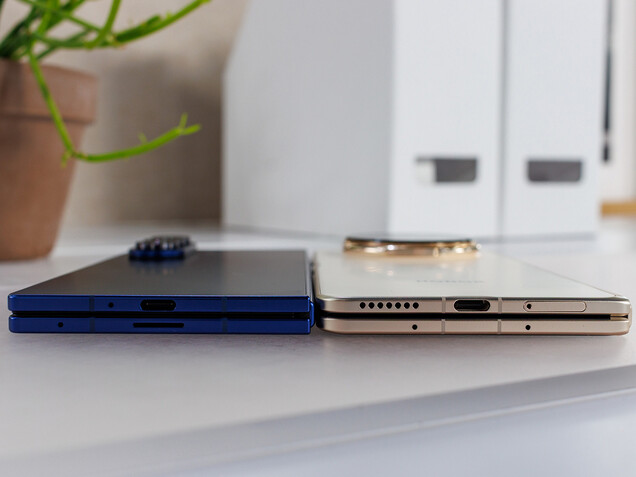 Zij-aan-zij vergelijking: Galaxy Z Fold7 (links) vs. 's werelds dunste opvouwbare, Honor Magic V5 (rechts). (Afbeeldingsbron: Notebookcheck)