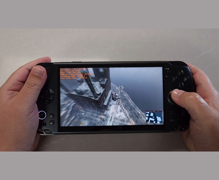 Close-up van GPD Win 5 handheld met Spider-Man en benchmark overlay zichtbaar op het scherm. (Afbeeldingsbron: The Phawx via YouTube)