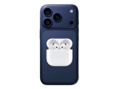 Onofficiële iPhone 17 Pro render met AirPods 4. (Afbeeldingsbron: @Skyfops op X en Apple, bewerkt)