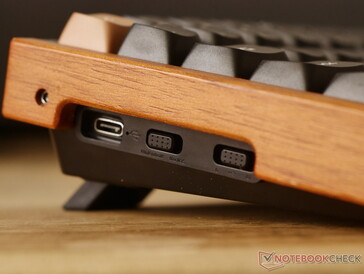 Keychron K4 HE hardwareschakelaars voor OS- en connectiviteitsmodi.