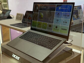 De Aspire Go 15 2026 heeft een licht en dun ontwerp. Afgebeeld: een zijaanzicht van de laptop.