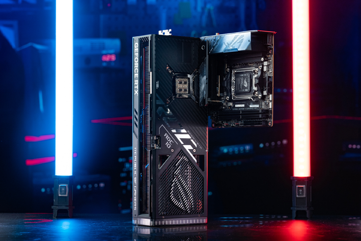Asus GeForce RTX 4090 model naast een mini-ITX moederbord (afbeelding via Asus)