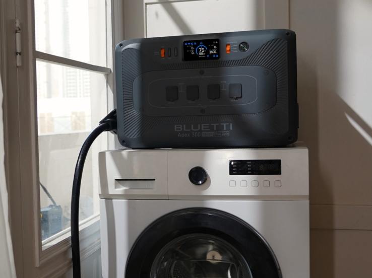 De Bluetti Apex 300 draagbare krachtcentrale kan zware apparaten zoals wasmachines van stroom voorzien (Afbeelding bron: Bluetti)