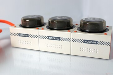 ...en "Node 01", "Node 02", en "Node 03" op de andere.