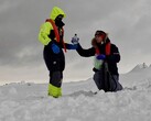 Onderzoekers Mariam Naseem en Marc Neveu bemonsteren en bottelen pekel uit zee-ijs op Antarctica