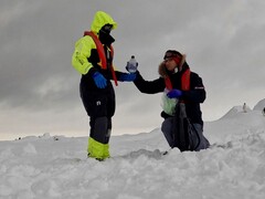 Onderzoekers Mariam Naseem en Marc Neveu bemonsteren en bottelen pekel uit zee-ijs op Antarctica