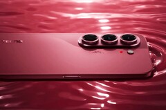 De Tecno Camon Slim 5G is slechts iets dikker dan de iPhone Air, maar beschikt over een batterij die bijna twee keer zo groot is.