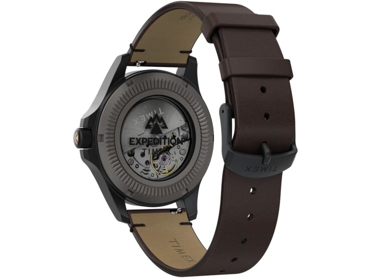 Achterzijde van de Timex Expedition Field Post Titanium, met zichtbare glazen achterkant, automatisch uurwerk en bruine leren band.