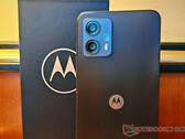De Moto G23, op de foto, heeft een minimaal ontwerp. (Afbeeldingsbron: Notebookcheck)