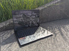 De AMD ZenBook 14 OLED in de open lucht