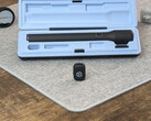 Elgato Wave Go op de voorgrond, met de case en twee concurrenten op de achtergrond