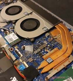 Twee ventilatoren en twee heat pipes in de kantoorlaptop met een RTX grafische kaart