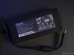 330-watt voeding van Chicony