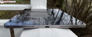 Rechts: Luidsprekers, USB-C 2.0, luidsprekers (bron: Manuel Masiero)