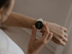 De grafiekscreenshot van de Garmin app toonde ook trends in hartslag, HRV-status en het batterijniveau van het lichaam in de loop van de weken. Afgebeeld - een Garmin smartwatch. (Afbeeldingsbron: Káplár Bálint Áron op Unsplash)