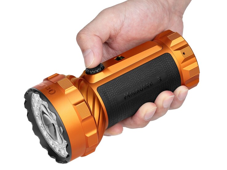De Olight Marauder 3 heeft een met siliconen omhulde greep.
