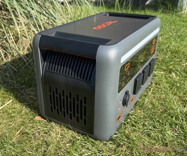 Dankzij de grote handgrepen aan beide zijden is het PowerStation, dat ongeveer 15 kg weegt, gemakkelijk te dragen.
