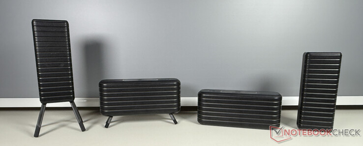 De vier externe luidsprekers hebben uitklapbare pootjes