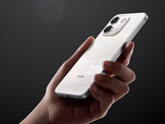 De Note 17 Pro Max ondersteunt tevens snelladen met 100 W. Afgebeeld: een promotiefoto waarop de achterkant van de telefoon te zien is.