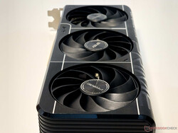 De drievoudige axiale ventilatoren van de Prime RTX 5080 OC stoppen volledig in ruststand