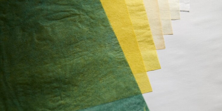 Japans washi papier, geverfd met chitose midori, een traditioneel Japans groen pigment.