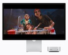De afbeelding toont de nieuwe M6 Mac mini naast een Studio Display. Er wordt een soort film afgespeeld. 