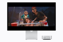 De afbeelding toont de nieuwe M6 Mac mini naast een Studio Display. Er wordt een soort film afgespeeld.